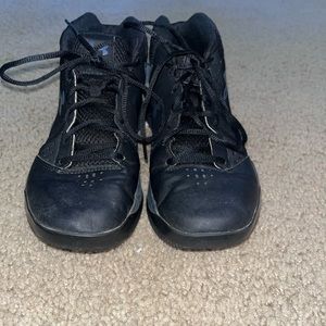 Boys 7Y black under armor basketball shoes